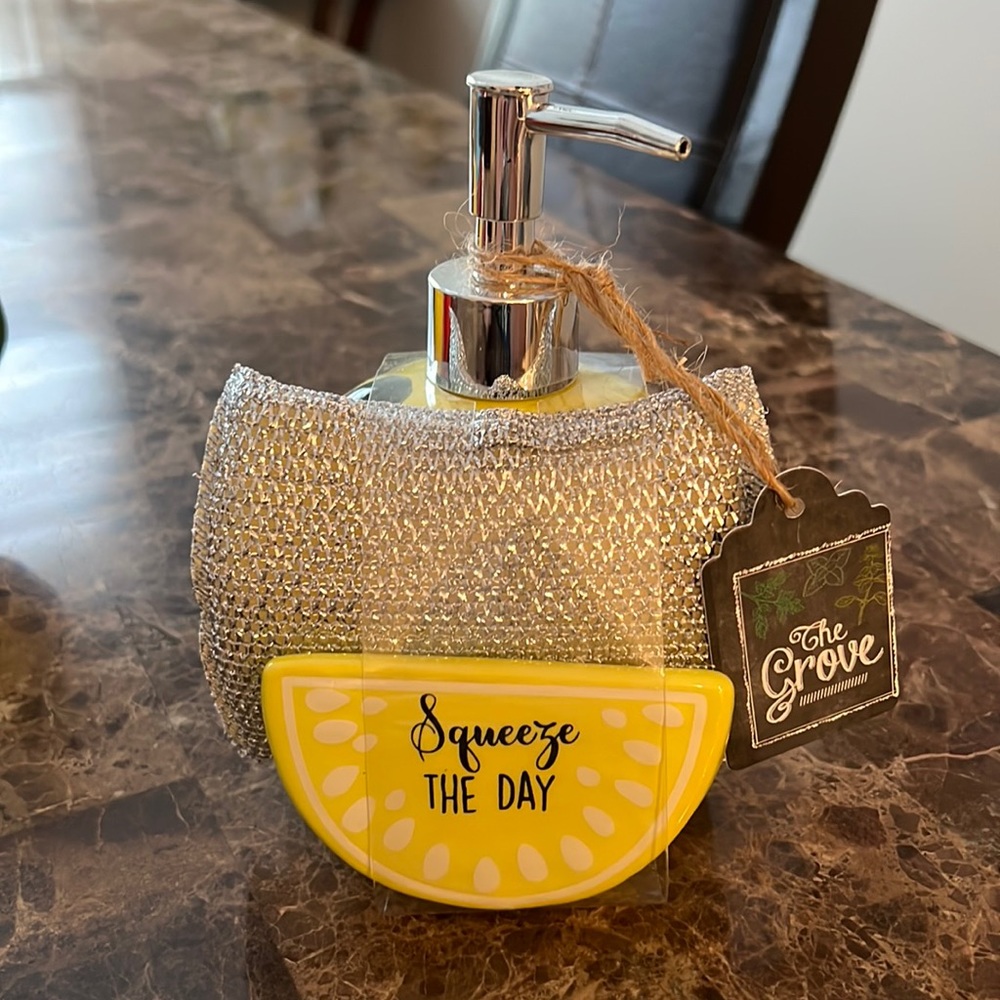 NWT ceramic lemon kitchen soap dispenser with sponge holder and sponge